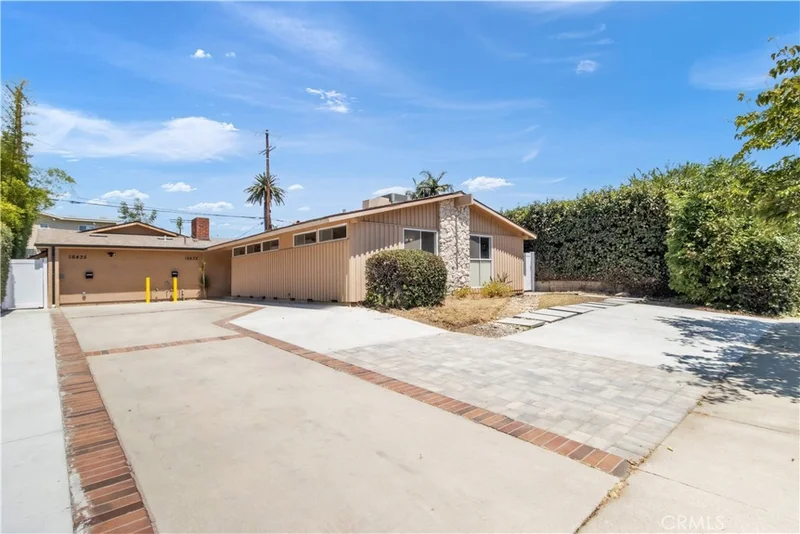 16433 Kingsbury Street photo 2