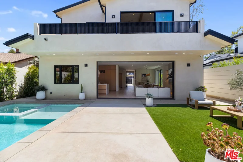 15721 Addison Street photo 2