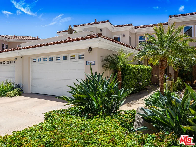 23949 De Ville Way photo 2