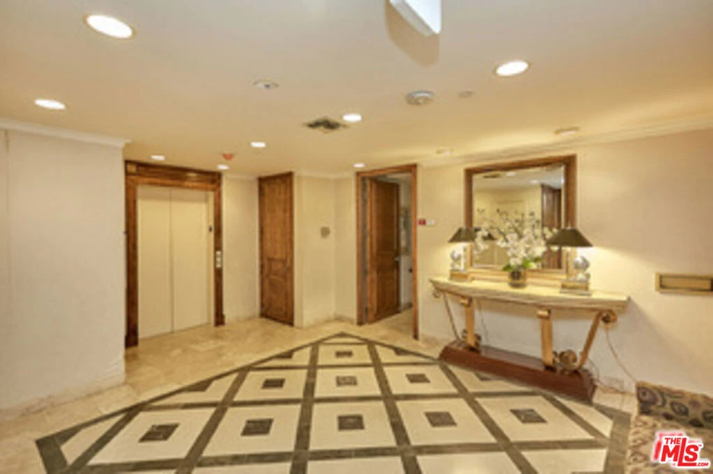 Photo 18 of 121 S Hope Street 510