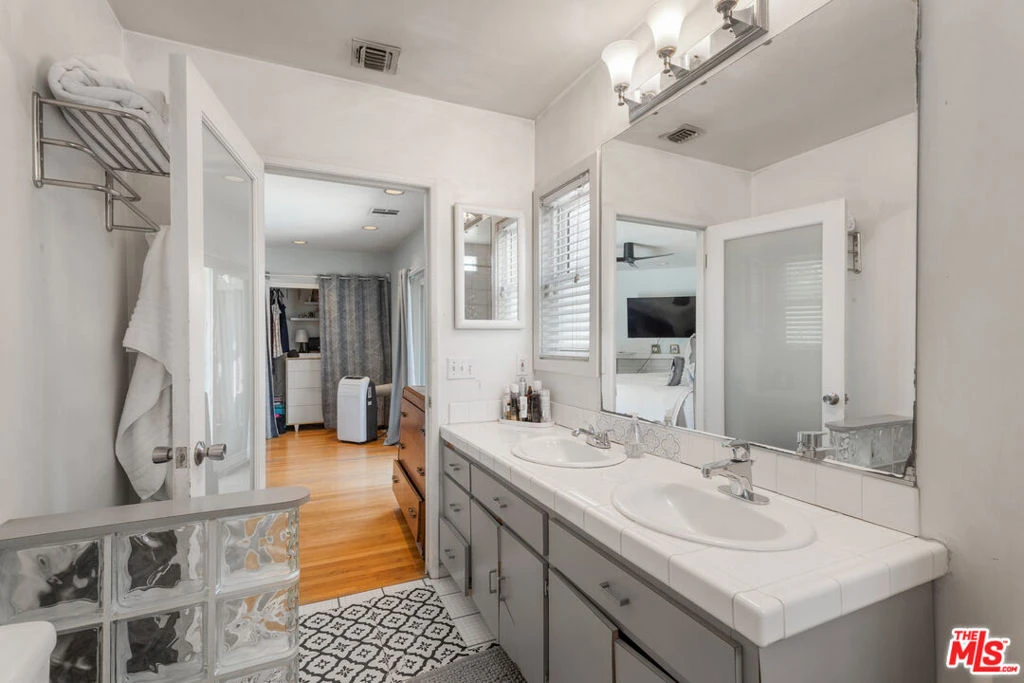 Photo 6 of 5410 Columbus Avenue