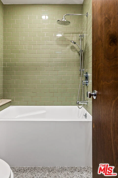 Photo 11 of 525 N Sycamore Avenue 409