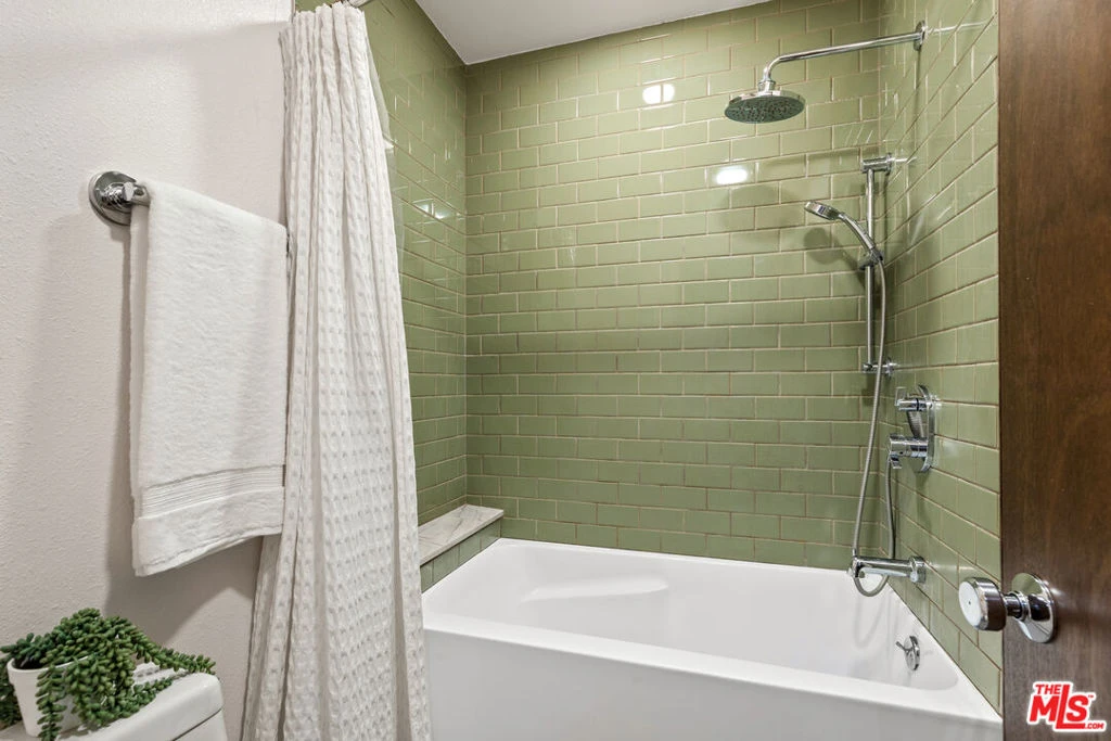 Photo 12 of 525 N Sycamore Avenue 409