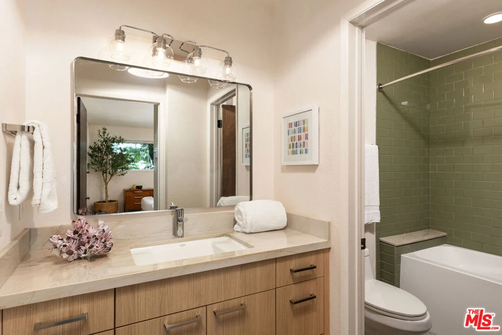 Photo 13 of 525 N Sycamore Avenue 409