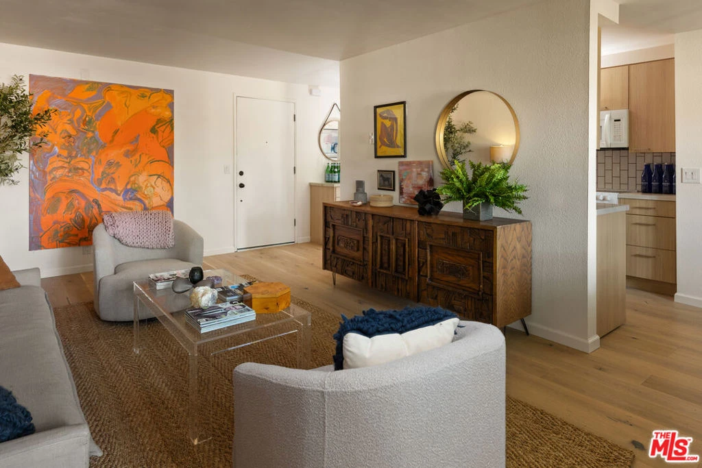 Photo 6 of 525 N Sycamore Avenue 409