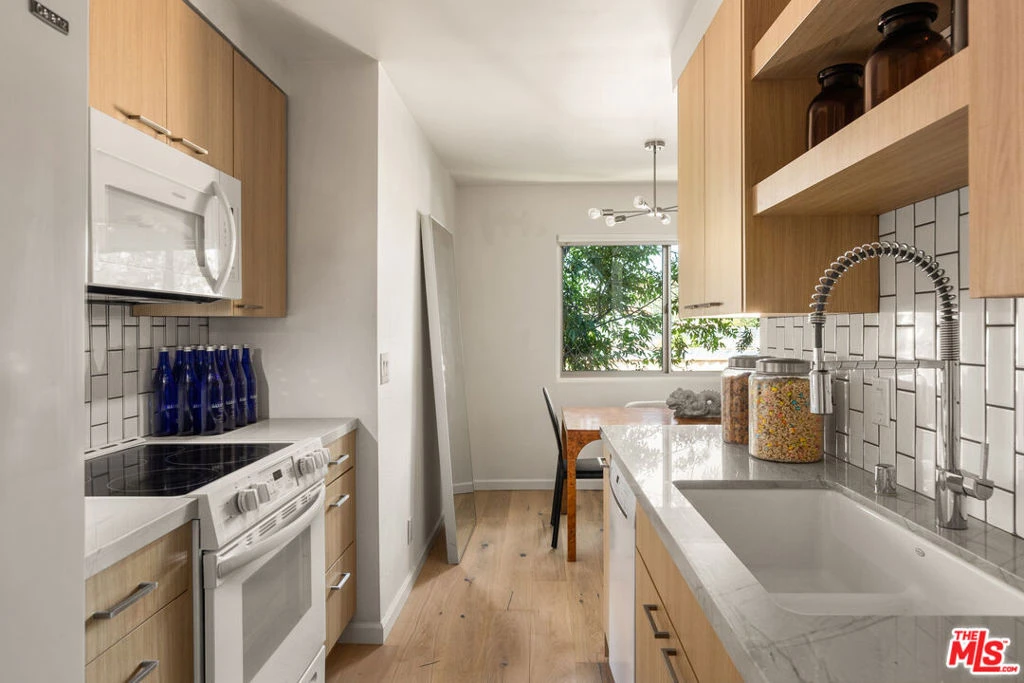 Photo 8 of 525 N Sycamore Avenue 409