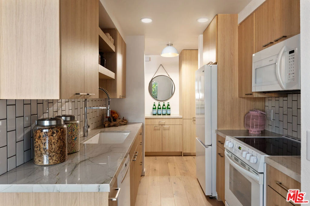 Photo 9 of 525 N Sycamore Avenue 409