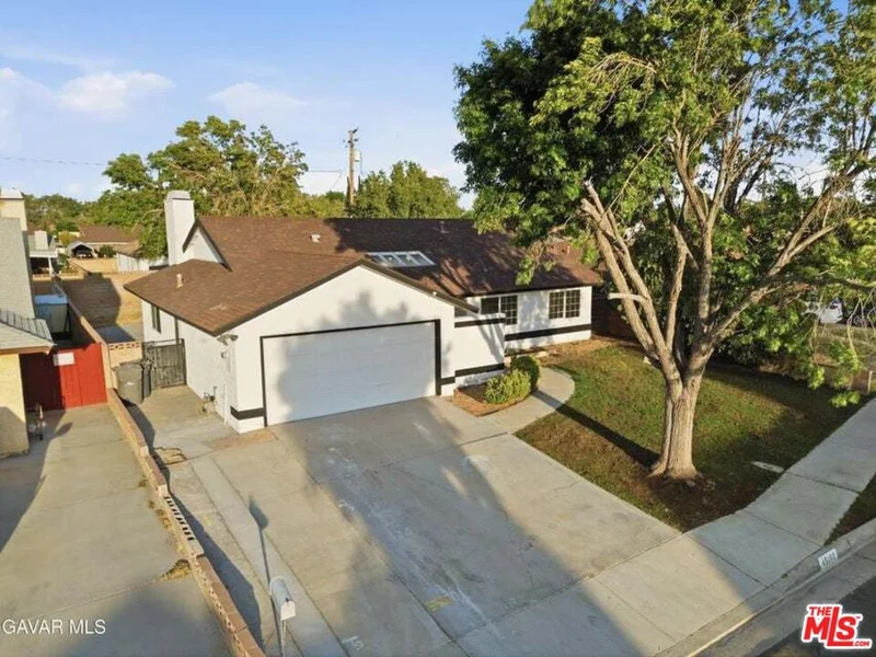 45102 Camolin Avenue photo 2