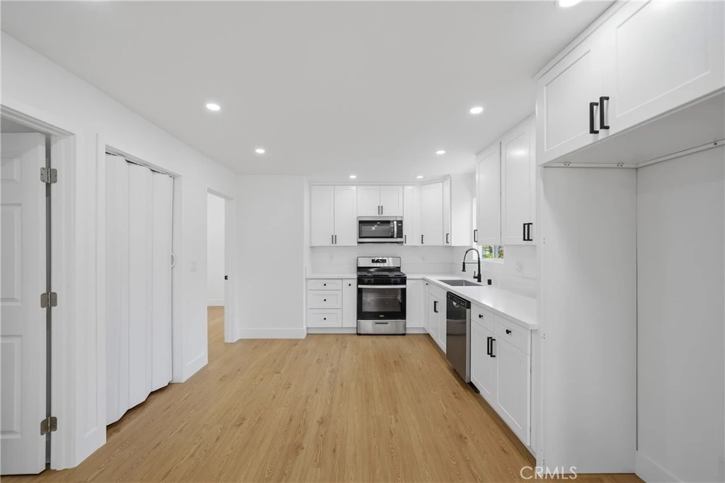 Photo 11 of 939 W 8th