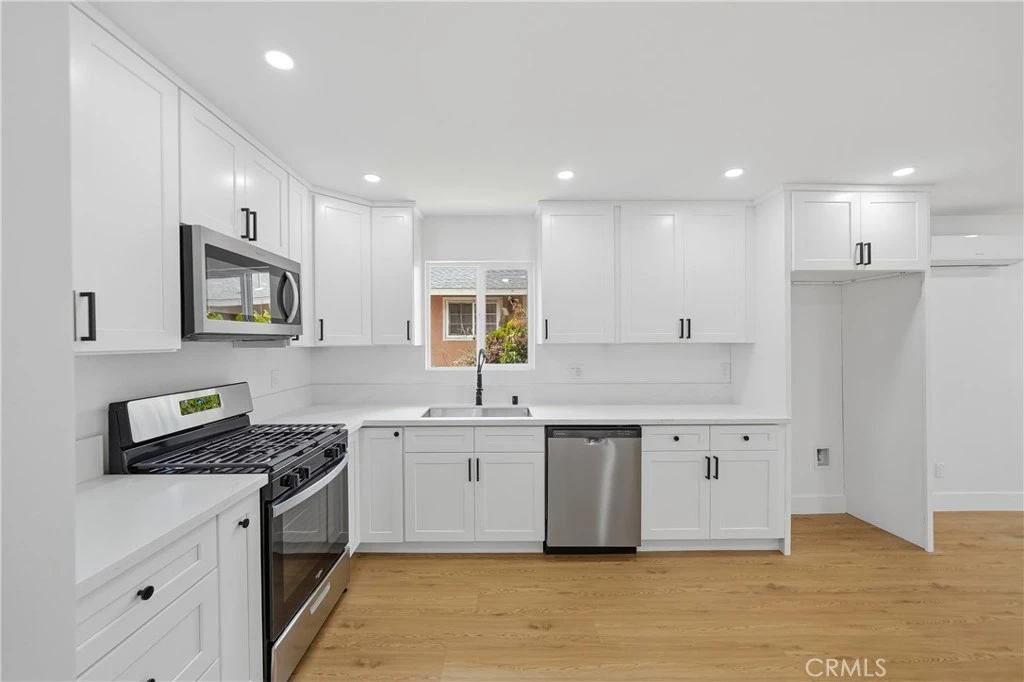 Photo 12 of 939 W 8th