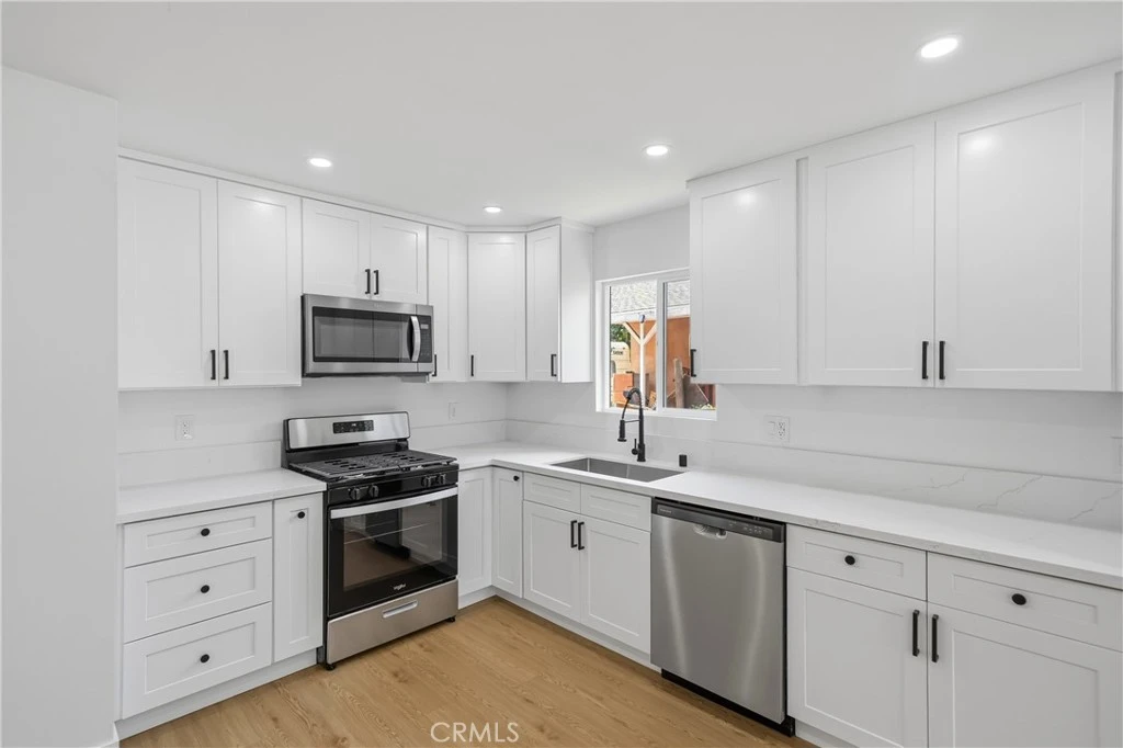 Photo 13 of 939 W 8th