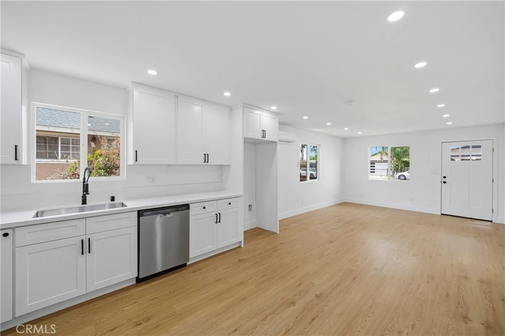 Photo 15 of 939 W 8th