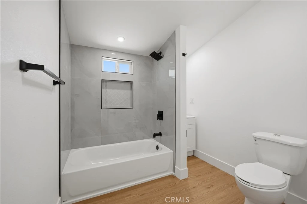 Photo 17 of 939 W 8th