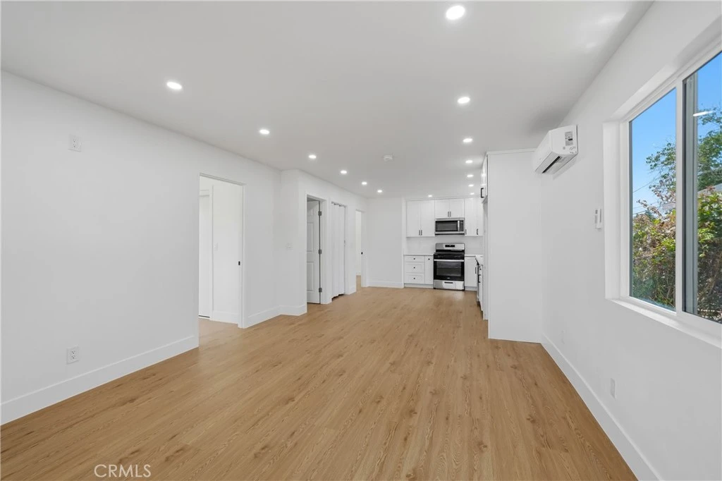 Photo 6 of 939 W 8th
