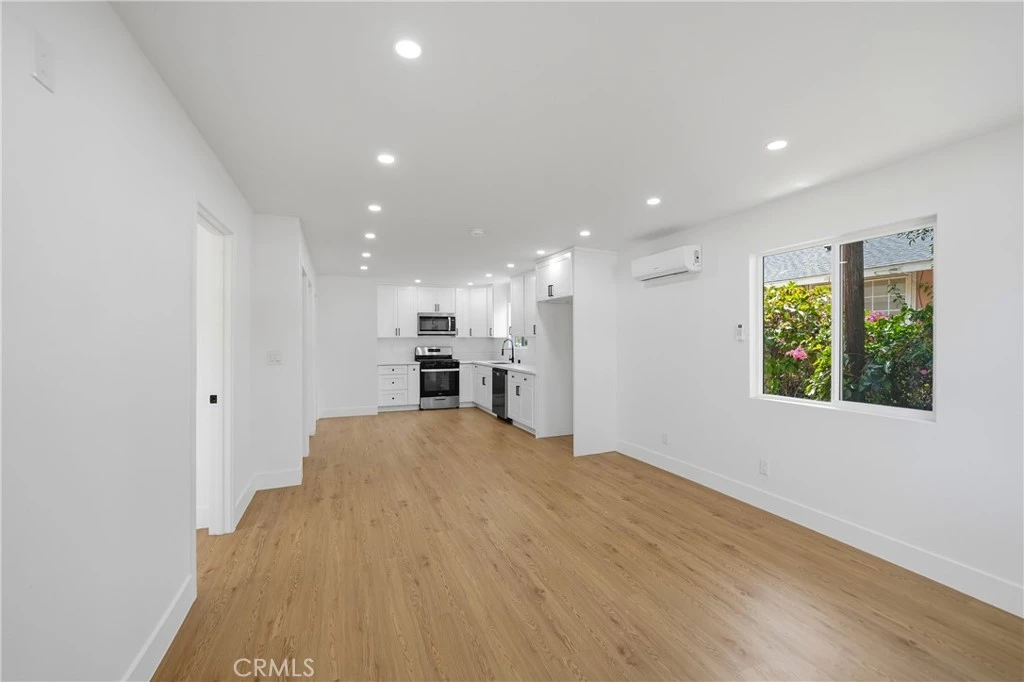 Photo 7 of 939 W 8th