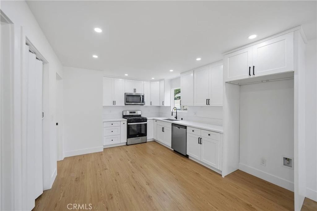 Photo 8 of 939 W 8th