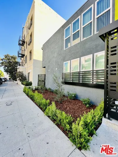 6244 De Longpre Avenue 6 photo 2