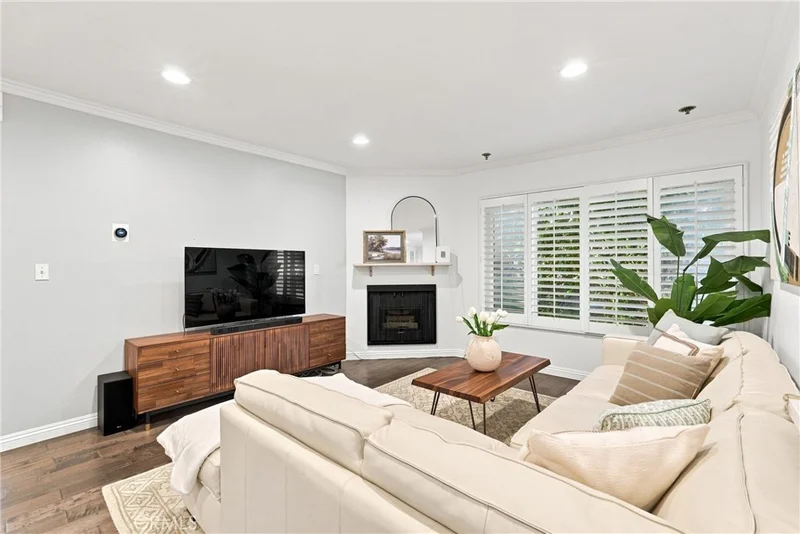 Photo 2 of 1827 Greenfield Avenue 105