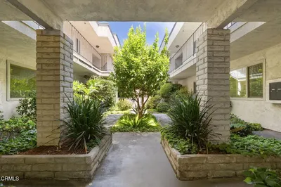 555 W Sierra Madre Boulevard I photo 2