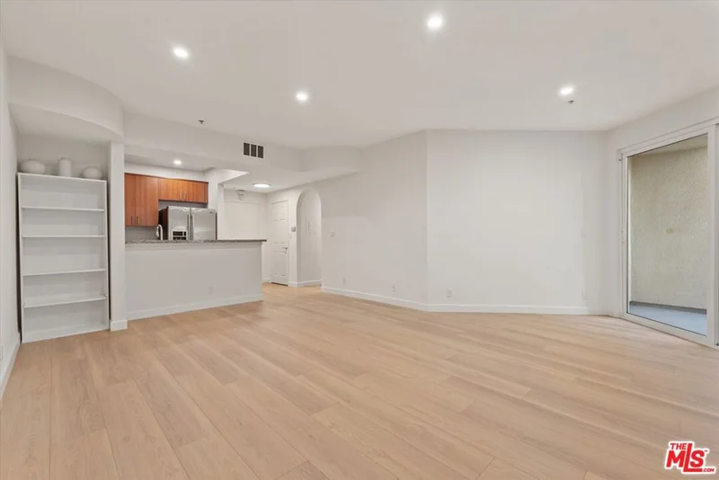 620 S Gramercy Place 122 photo 2