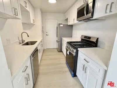 468 S Roxbury Drive 404