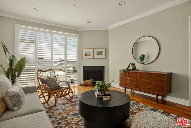 Photo 2 of 837 N Hudson Avenue 402