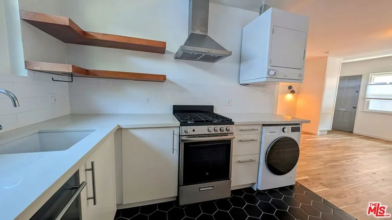 1731 Franklin Street 2 photo 2