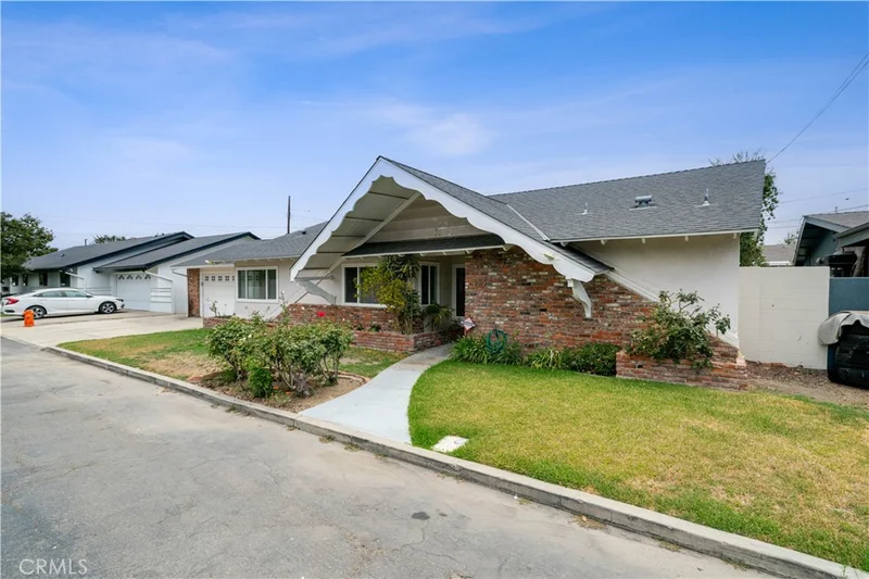1019 E Walnut Avenue photo 2