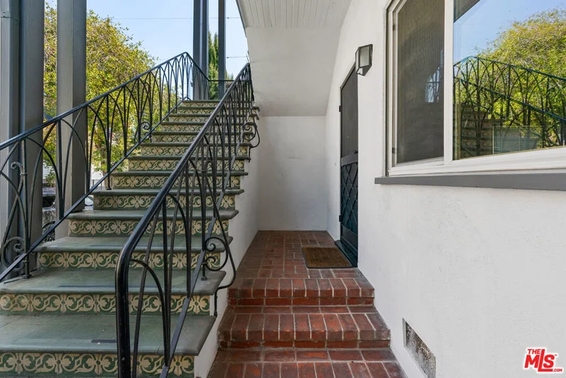 180 N Clark Drive photo 2