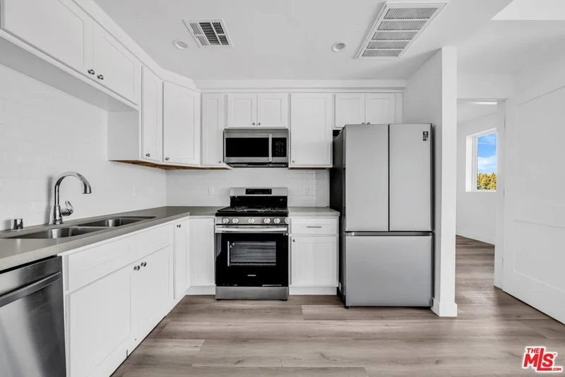 667 N Wilton Place 201 photo 2