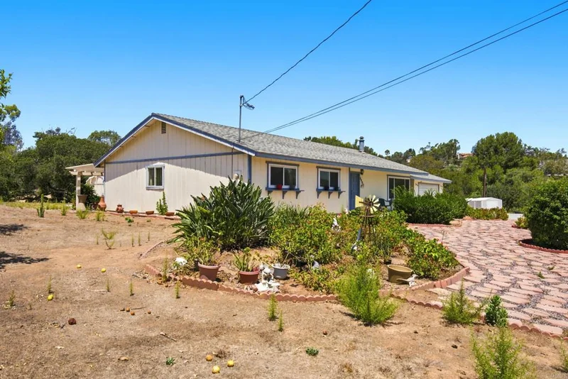 Photo 2 of 860 La Moree Road