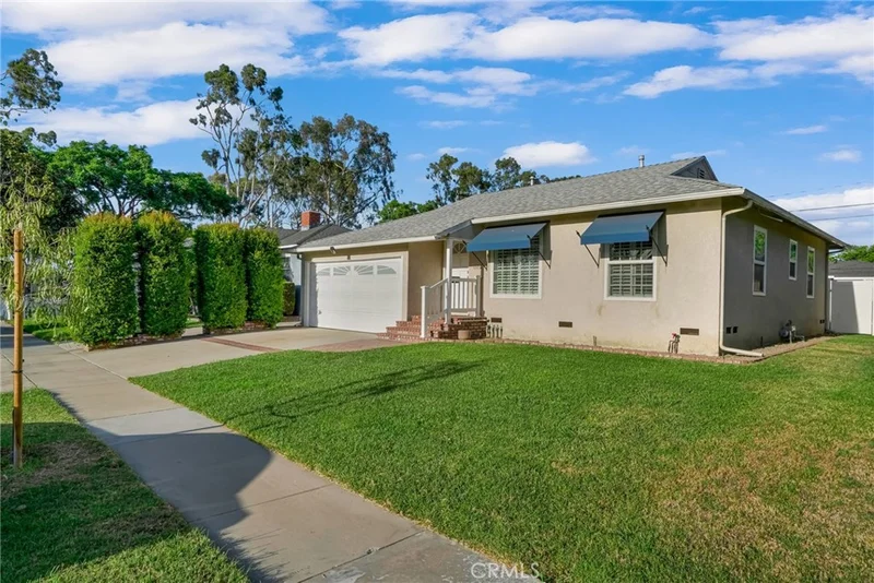 4852 Coldbrook photo 2