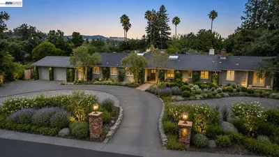 16 Crest Estate Dr