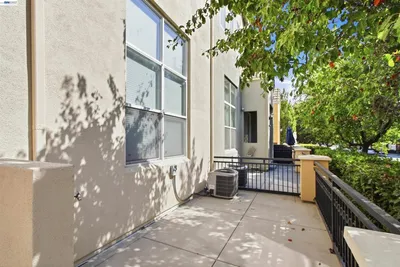 37 Esfahan Dr photo 2