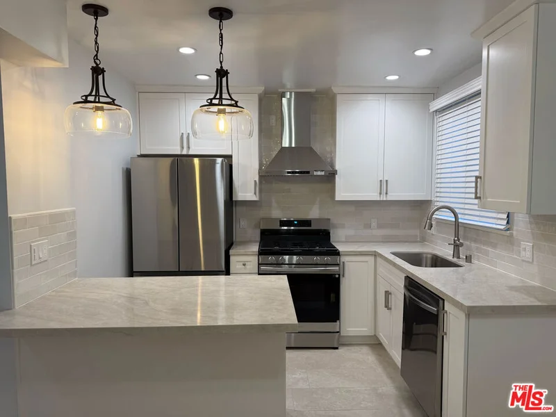 4125 1/2 W Toluca Lake Avenue photo 2