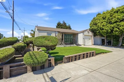 5401 Solano Ave photo 2