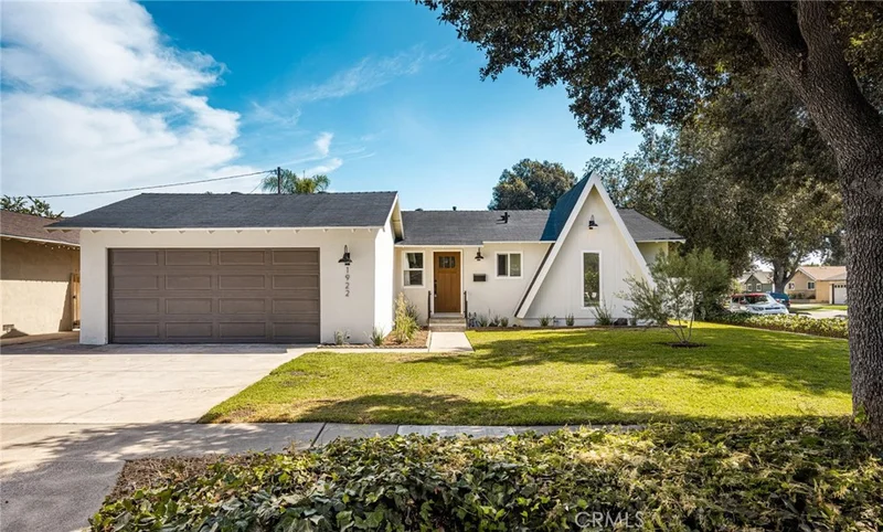 1922 W Flora Street photo 2