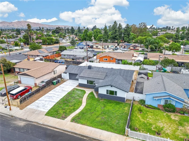 Photo 2 of 13790 Boeing Street