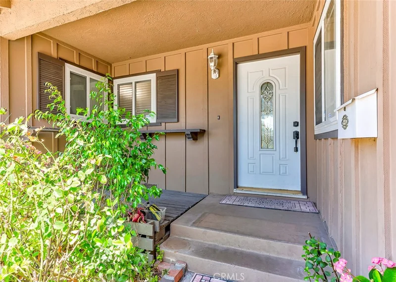 Photo 2 of 718 Meade Avenue