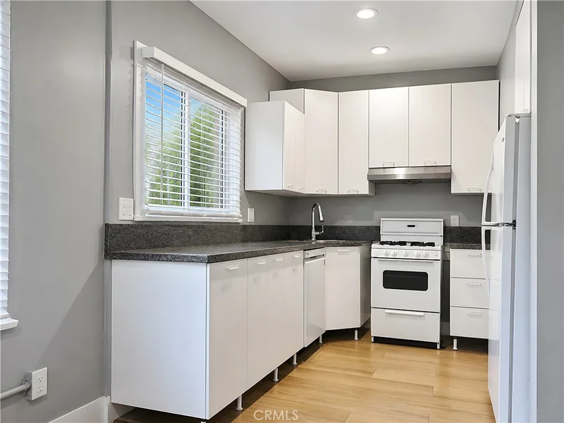 Photo 2 of 635 Elm Avenue 10