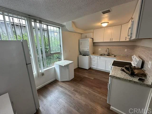 279 Moss Street 13 photo 2