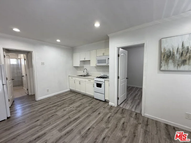 2922 S Budlong Avenue 7 photo 2