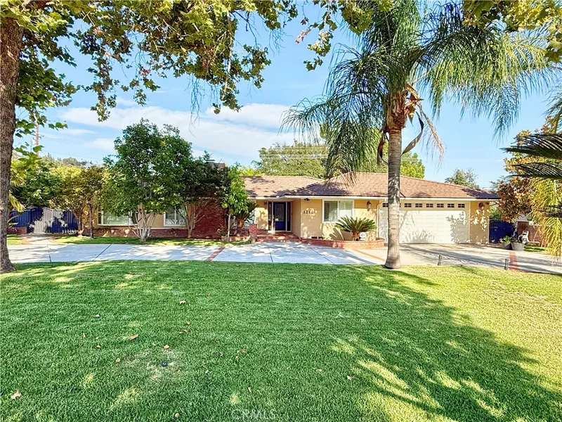 1212 N Santa Anita