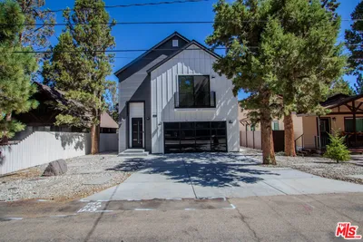 305 E Angeles Boulevard photo 2