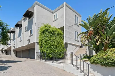 2737 Montrose Avenue 105