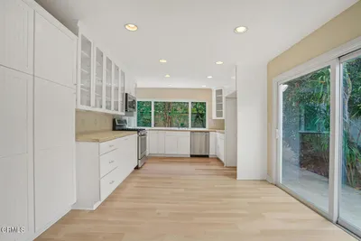 1672 Wellington Place photo 2