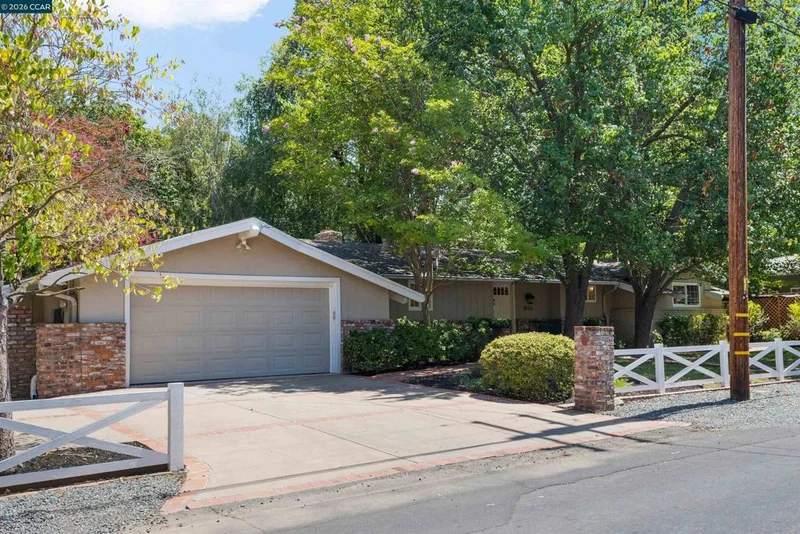 Photo 2 of 1026 Hacienda Dr
