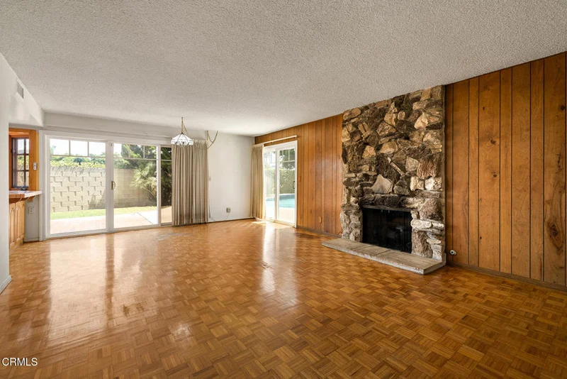 Photo 2 of 16452 Whittier Lane