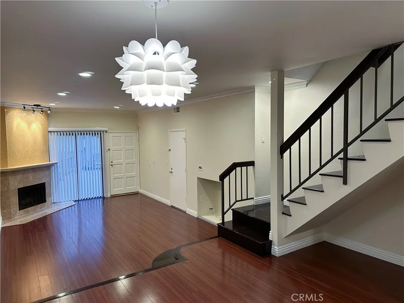 22865 Del Valle Street 12 photo 2
