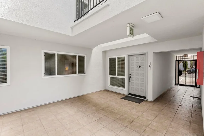 Photo 2 of 1030 Robinson Ave 101